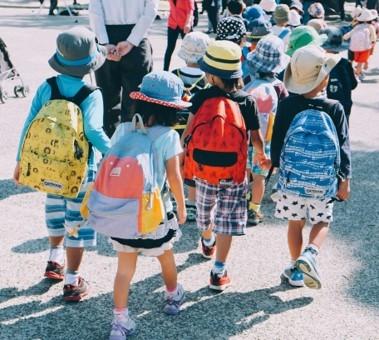 des enfants marchent dans la rue pour une sortie scolaire à l'étranger 