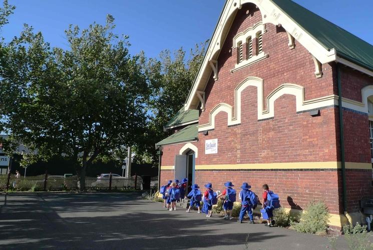 Enfants de Port Melbourne Primary School en uniforme