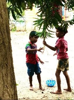 Enfants jouant sous un margousier