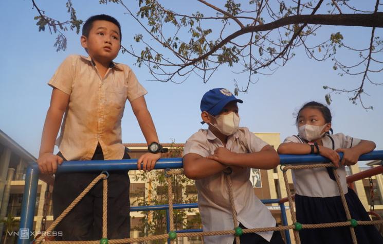 Les enfants à l'école souffrent de la poussière dûe à la construction