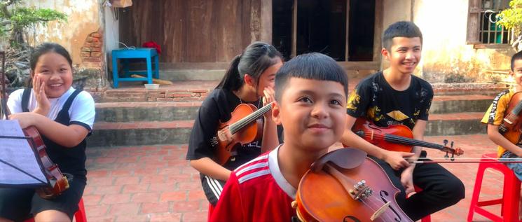 Enfants vietnamiens passionnés de musique classique