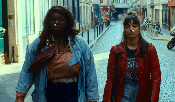 les deux actrices marchent dans une rue