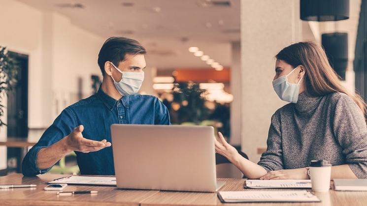 personnes dans un bureau