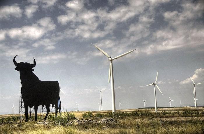 le taureau espagnol et des éoliennes