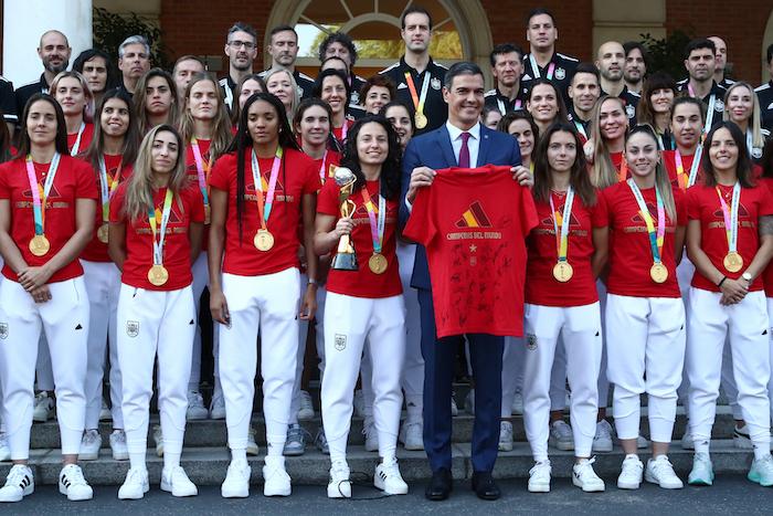 Pedro Sanchez pose avec l'equipe féminine championne de foot