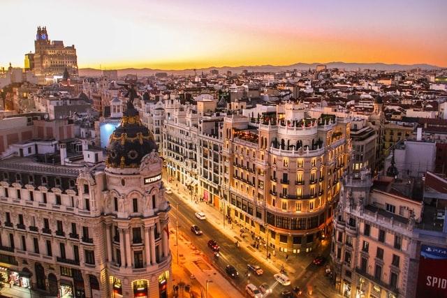 panorama d'une ville avec des toits au crépuscule