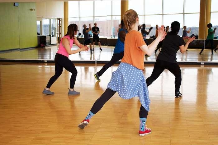 des étudiants erasmus en train de danser à Valencia