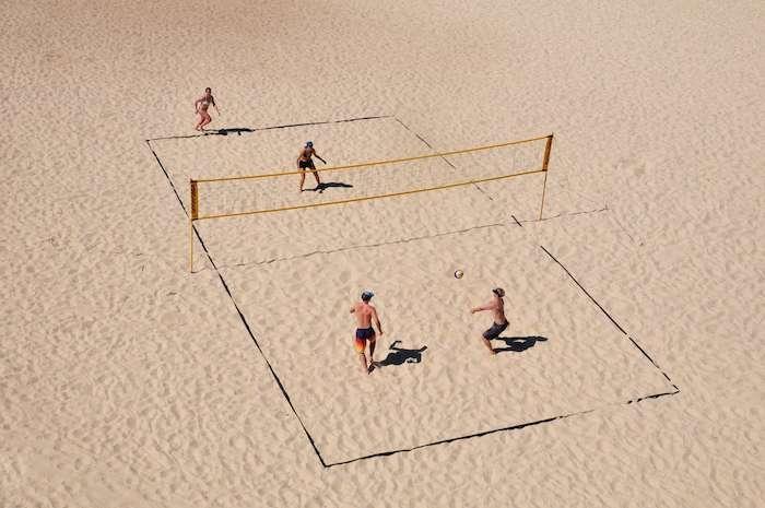 des erasmus en train de faire du beach volley sur la plage à Valencia