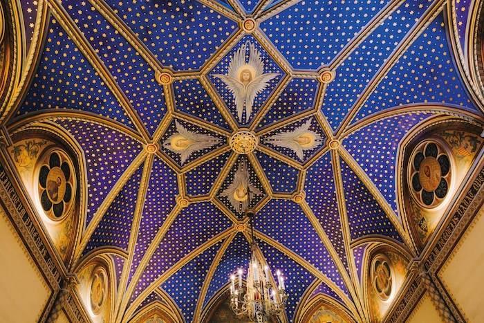 l'intérieur d'une chapelle bleue à Gandia