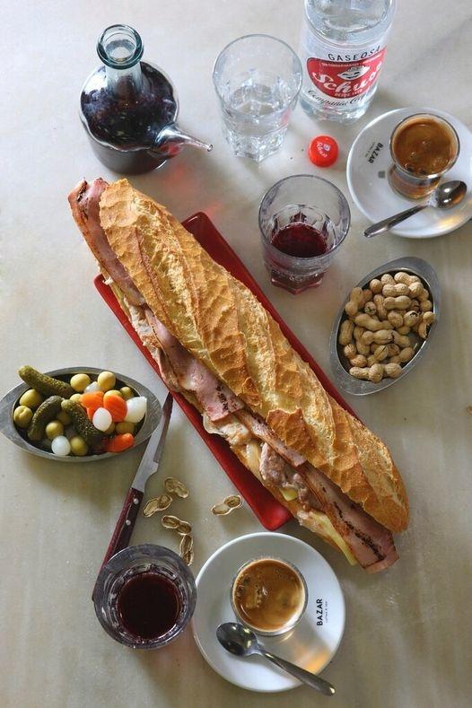 un sandwich de jambon, des olives et deux cafes