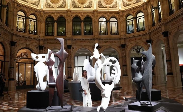 des sculptures blanches exposées dans un musée