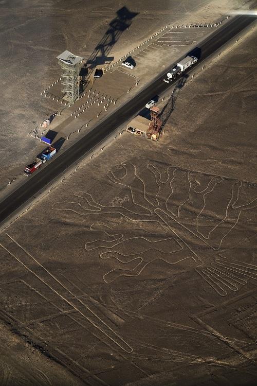 lignes nasca pérou géoglyphe félin paracas