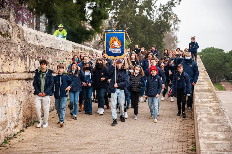 des jeunes en train de marcher 