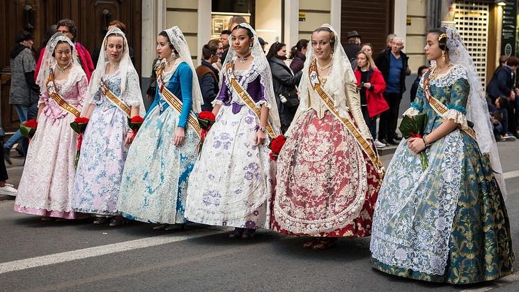 Six filles vêtues de manière traditionnelle