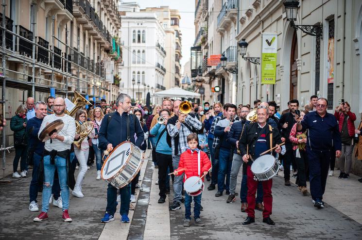 des personnes en train de défiler dans une fanfare