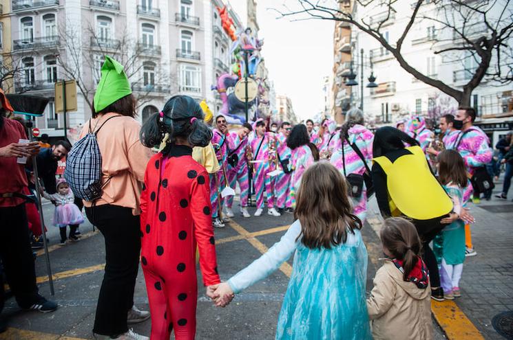 des enfants qui se tiennent par la main 