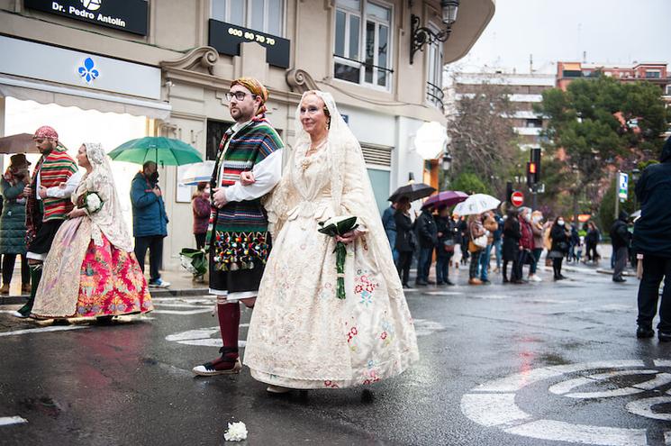 Un homme et une femme habillés avec des tenues traditionnelles