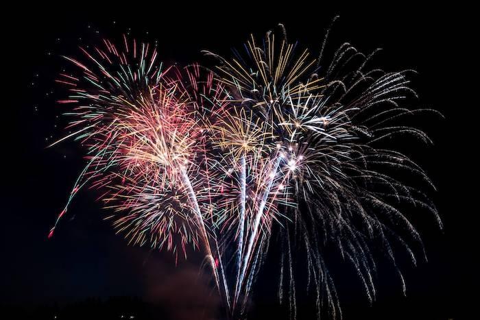 Des feux d'artifice dans le noir pendant les Fallas à Valencia