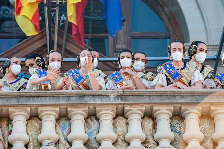 des jeunes filles avec un masque au balcon