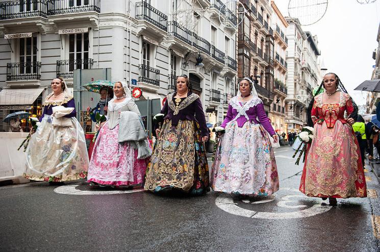 des falleras se tenant par la main à valencia