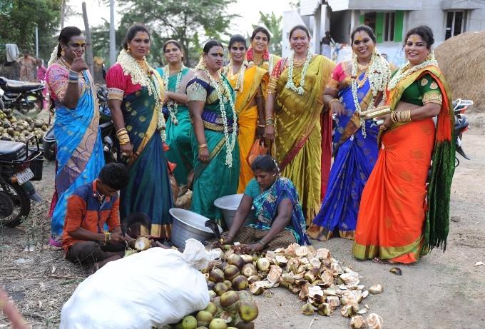 Un groupe de Hijras sur leur 31 posant à Koovagam