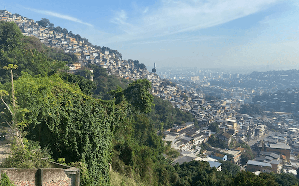 Des favelas vues depuis le quartier de Santa Teresa à Rio - juillet 2024 