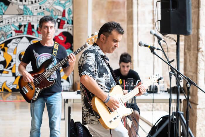 un guitariste de rock alternatif et un bassiste en train de jouer au cccc à Valencia lors de la fête de la musique