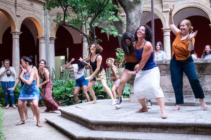 des femmes en train de faire de la danse africaine au cccc lors de la fête de la musique