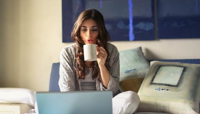 Femme en télétravail