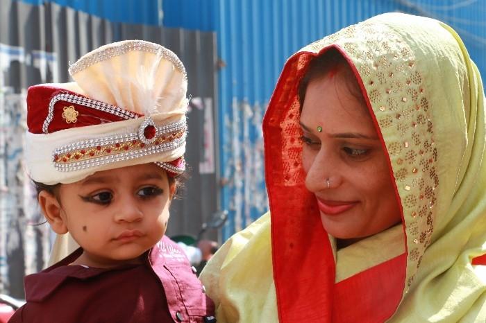 Une femme et son enfant coiffé d'un turban en Inde