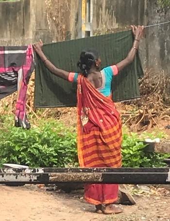 Femme étendant le linge à Pondichéry