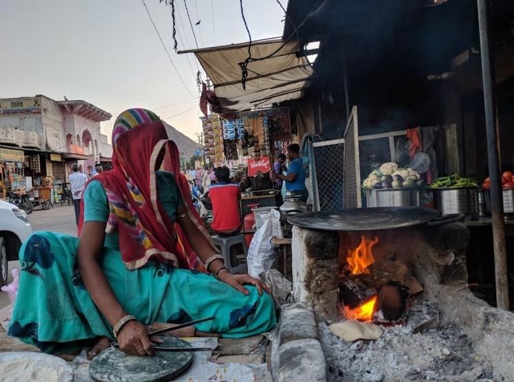 Marchande de rue en Inde