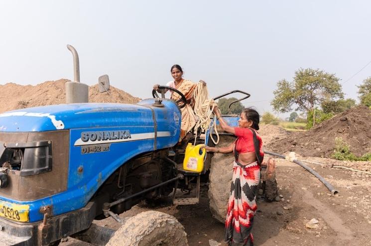 Femmes indiennes au travail sur un tracteur