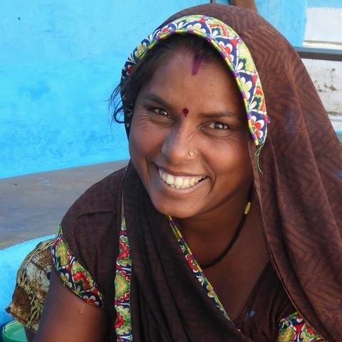 une femme souriante dans le Madhya Pradesh