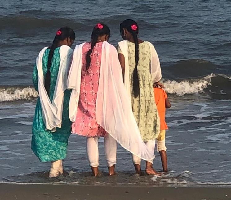 des femmes sur une plage à Chennai