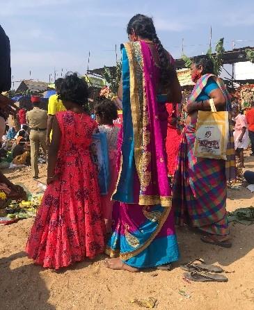 Femmes sur la plage à Pondichéry