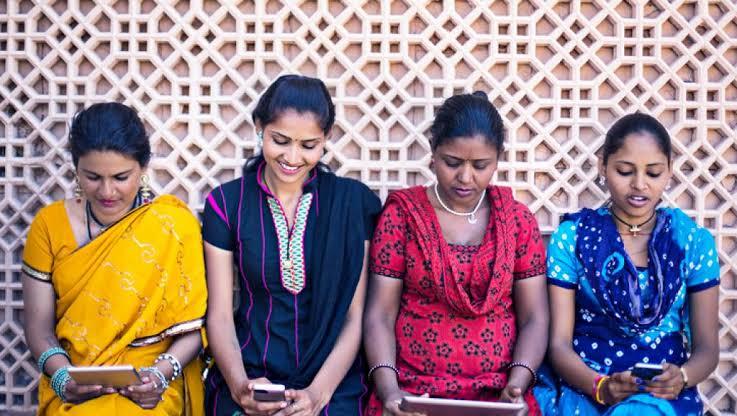 femmes smartphones réseau sociaux 