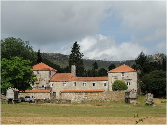 Un bâtiment de ferme