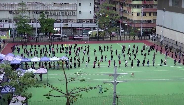 file attente pour se faire tester au covid à Hong Kong