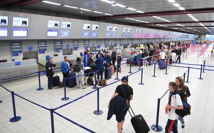 file d'attente à l'enregistrement dans un aéroport