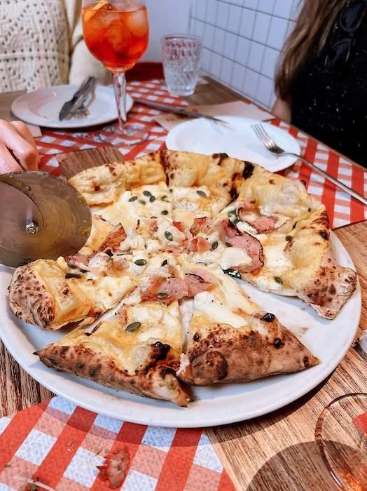 une pizza dans le restaurant italien Filippa's