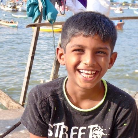 Un garçonnet souriant à Bombay