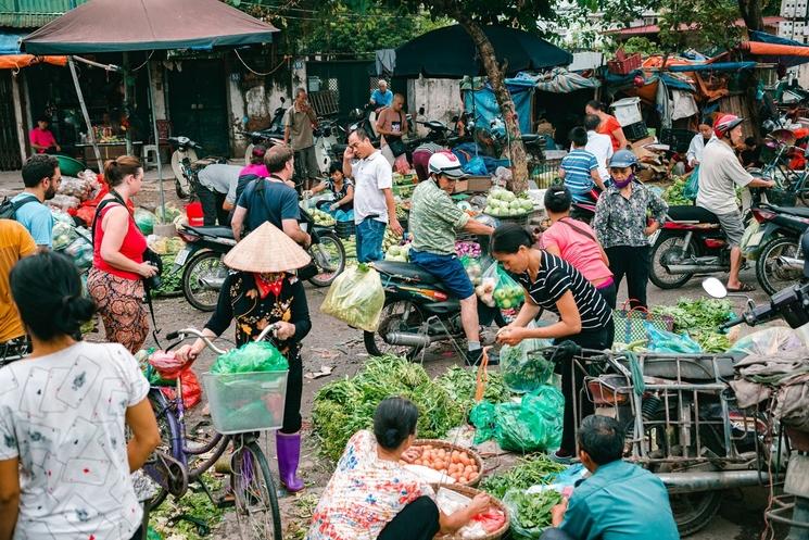 fin de la nuit au marché de Hanoi 