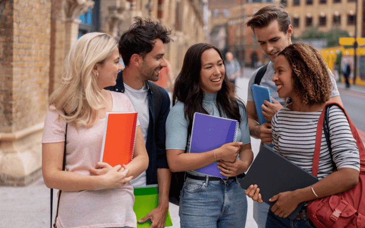 Des étudiants français à Londres, au Royaume-Uni, où il cherche à financer leurs études