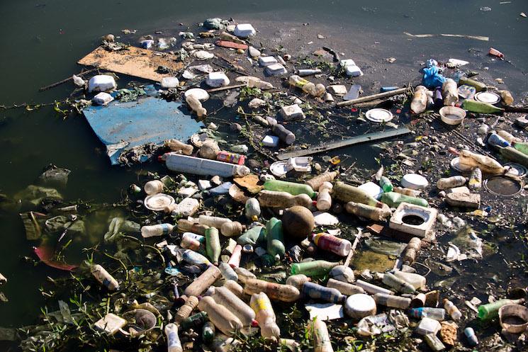 Fleuve Pinheiros avec des déchets sur ses rives