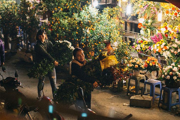 le parfumé marché aux fleurs de la nuit à Hanoi 