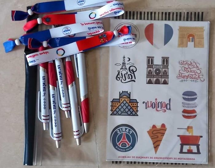 cahiers de français et stylos bleu blanc rouge