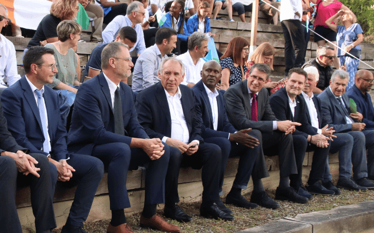 Au milieu de la photo, de gauche à droite, Olivier Brochet, François Bayrou et Olivier Girault