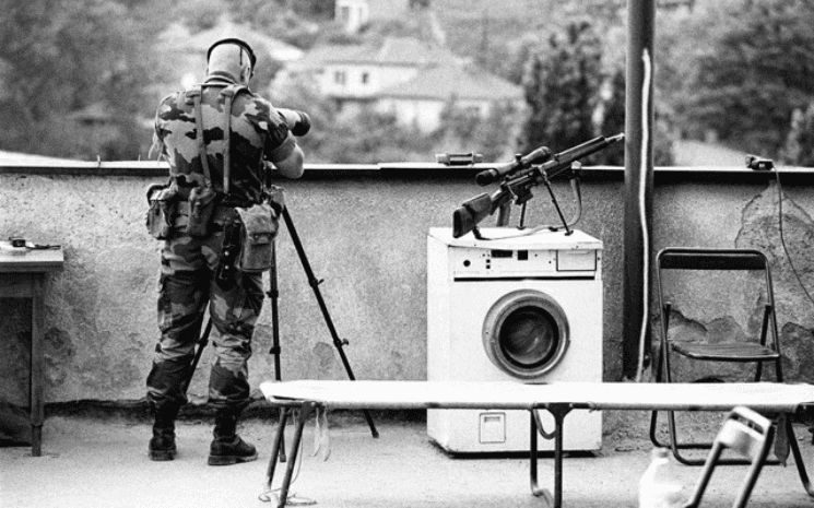 Militaire français gardant le pont de Mitrovica au Kosovo en 2000. Frédéric de La Mure 