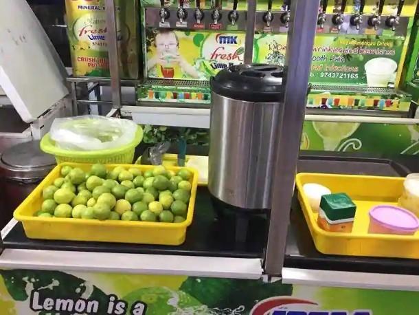 vendeur de lemon juice en Inde